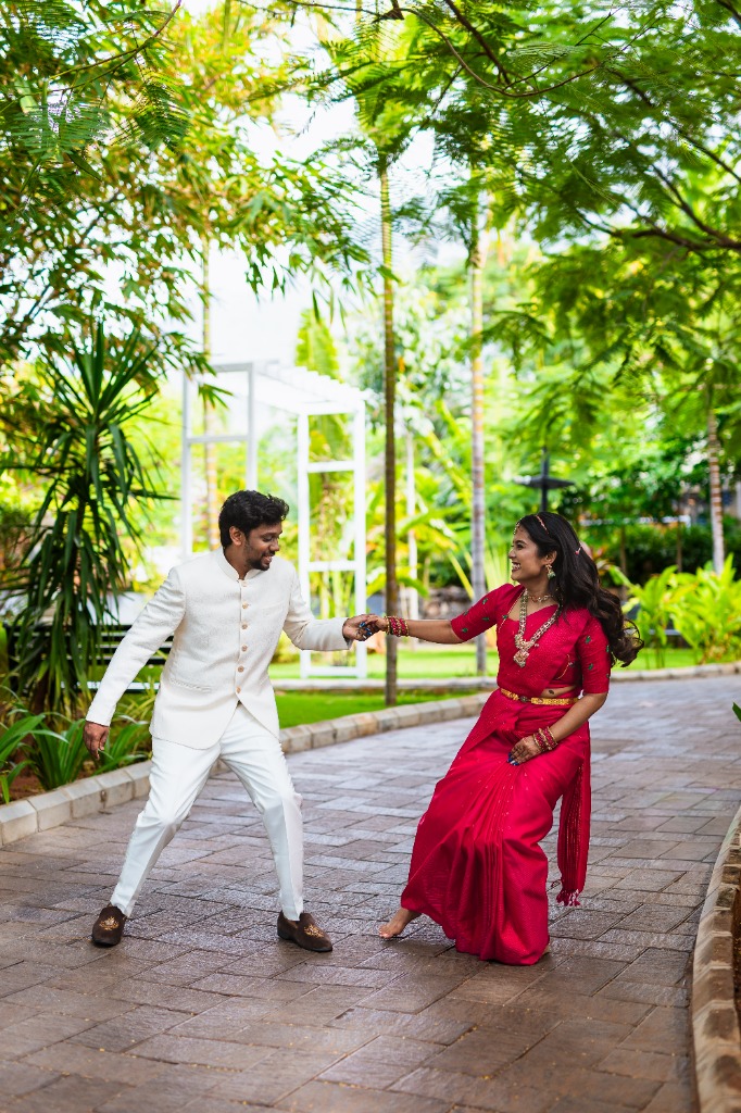 Pre-Wedding Dance — Couple dancing joyfully in garden walkway
